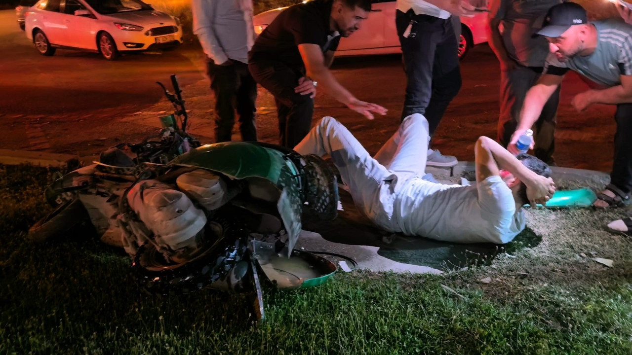 Kontrolden cikan motosiklet yon levhasina carpti surucu agir yaralandi DNH2TiRX